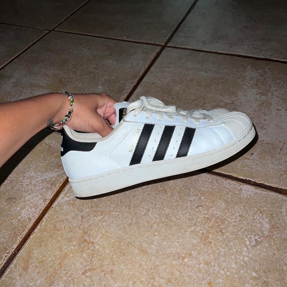 Adidas superstars!